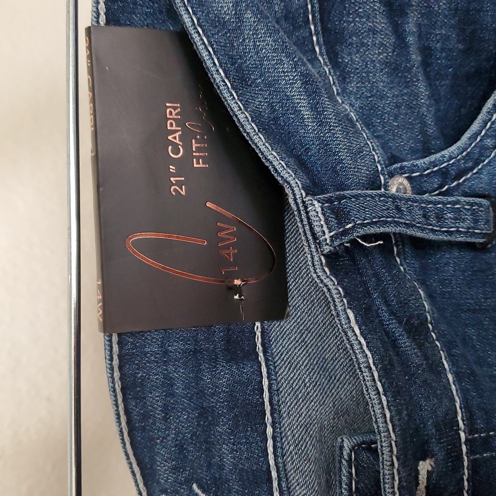 Curvy Denim Capri - Picture 4 of 7